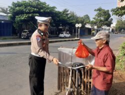 Jumat Berkah Satlantas Pekalongan Bagikan Sembako dalam Ops Patuh Candi 2025