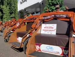 Tukang Becak Pemalang Sumringah, Dapat Becak Listrik dari Presiden Prabowo
