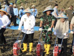 Tanam Jagung Bersama Kapolri, Gubernur Ahmad Luthfi Total Dukung Swasembada Pangan