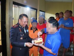 AKBP Doni Berbagi Kue Ulang Tahun Bersama Tahanan, Warnai Momen Hari Bhayangkara Ke-79 di Polres Pekalongan