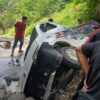 TNI-Polri dan Warga di Pekalongan Evakuasi Mobil yang Terperosok ke Sungai