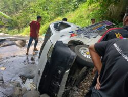 TNI-Polri dan Warga di Pekalongan Evakuasi Mobil yang Terperosok ke Sungai