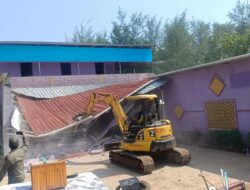 Puluhan Cafe Di Kawasan Pantai Sigandu Batang Dibongkar Paksa