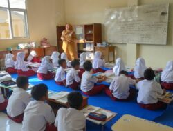 Meja dan Kursi Rusak, Siswa SD di Tegal Belajar di Lantai Sekolah