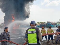 Kapal Jaring Tarik Berkantong Terbakar di Pelabuhan Pelindo