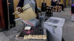 Nostalgia Jajanan Gemblong Bakar Legendaris di Sudut Kota Pemalang