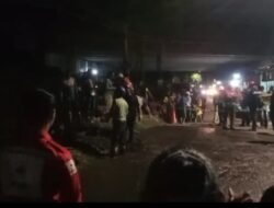 Jalan Umum Desa Krasak Lumpuh Akibat Semburan Lumpur Hitam