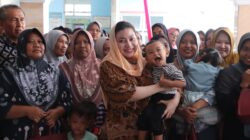 Sentuh Warga Miskin, Bupati Brebes Salurkan Makanan Bergizi untuk Balita Stunting