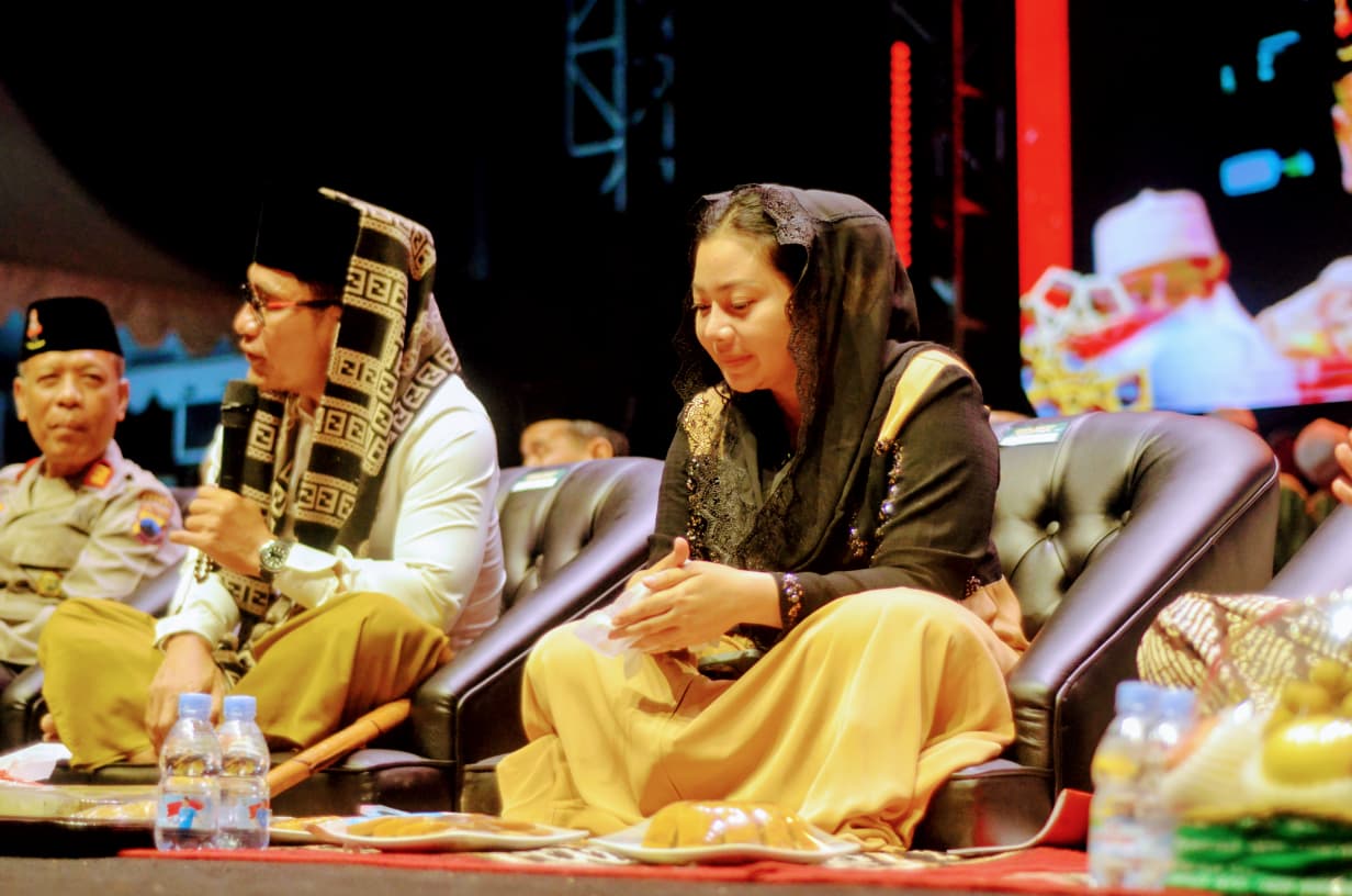 Sholawat Kebangsaan di Brebes, Bupati Mitha Bersama Gus Miftah Ajak Warga Bangun Kebersamaan