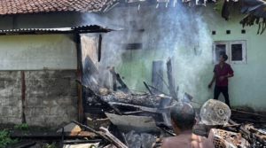 Sebuah rumah warga di Desa Kayugeritan, Kecamatan Karanganyar, Kabupaten Pekalongan terbakar pada Rabu (03/09/2025) sekitar pukul 12.30 wib. (Suryo/Puskapik)