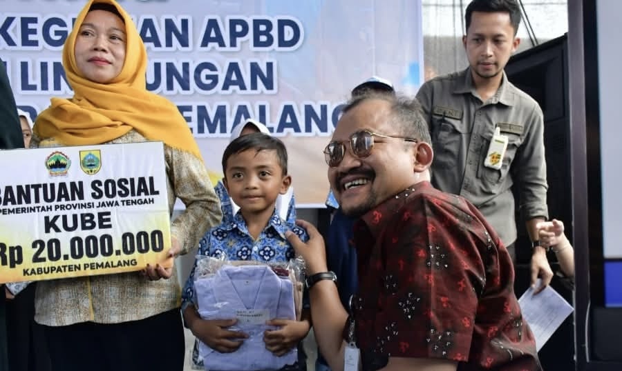 Launching Program APBD 2025, Bupati Pemalang Serahkan Bantuan Seragam Sekolah Sampai Mobil Pondok