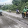 Ngeri, Lubang Jalan di Tengah Jembatan Perbatasan Srengseng-Jatilaba Margasari