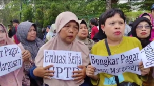 Emak-emak Pedagang Pasar Margasari Demo, Datangi DPRD Kabupaten Tegal, Ini Tuntutannya
