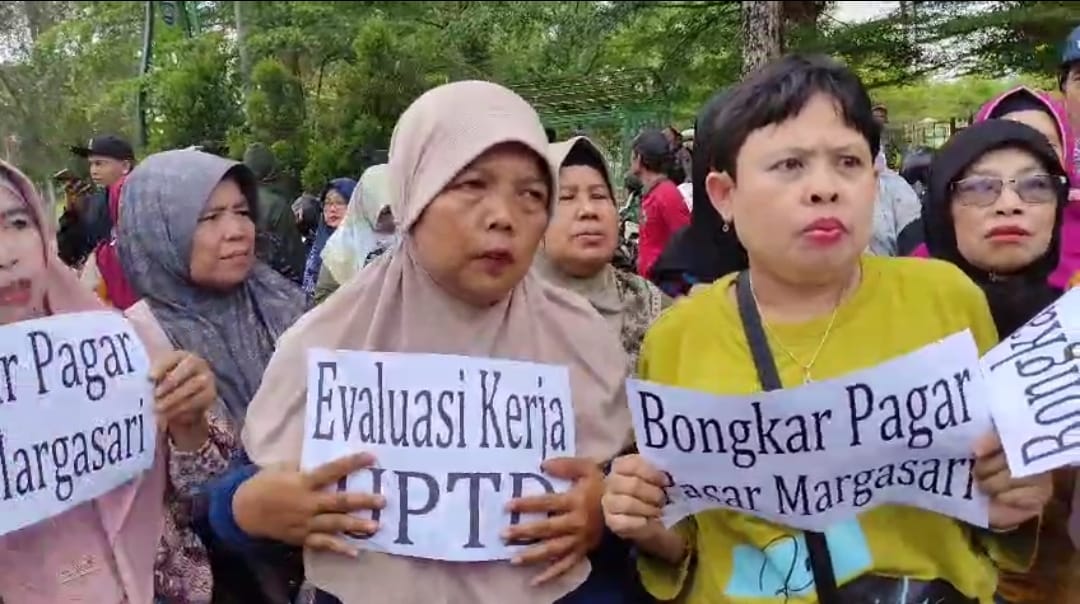 Emak-emak Pedagang Pasar Margasari Demo, Datangi DPRD Kabupaten Tegal, Ini Tuntutannya