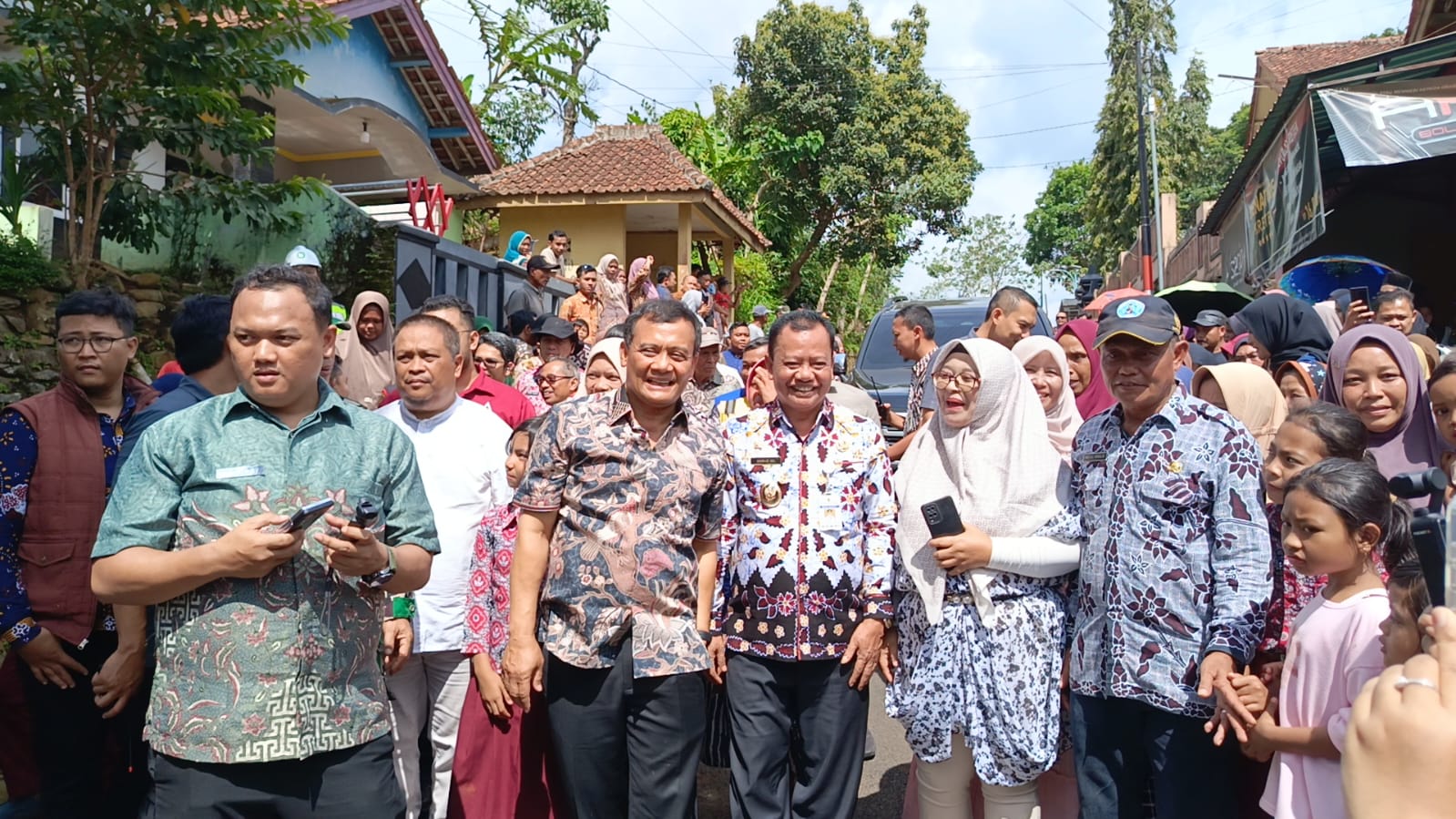 Gubernur Ahmad Luthfi Cek Jalan Viral Salem–Tembongraja Disambut Ribuan Warga