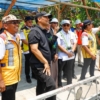Dikunjungi Gubernur Ahmad Luthfi, Warga Kendal Gembira Jalan Diperbaiki: “Macet Sedikit Ndak Apa, Nanti Jalannya Bagus!”