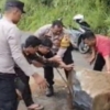 Longsor di Cokrowati, Warga Dan Polri Bersihkan Jalan