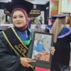 Bawa Foto Mendiang Ibu Saat Wisuda, Kisah Haru Mahasiswi UMPP Pekalongan Bikin Terenyuh
