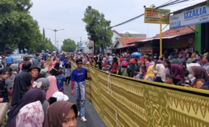 Warga Pemalang Tumpah Ruah Saksikan Kemeriahan Festival Sarung Goyor 2025