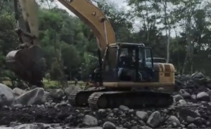 Antisipasi Banjir Susulan, DPU Brebes Terjunkan 2 Alat Berat Normalisasi Sungai Keruh