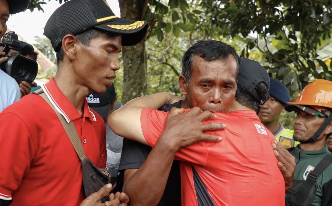 Keluarga Korban Longsor Cibeunying Melepas Tangis di Pelukan Gubernur Ahmad Luthfi