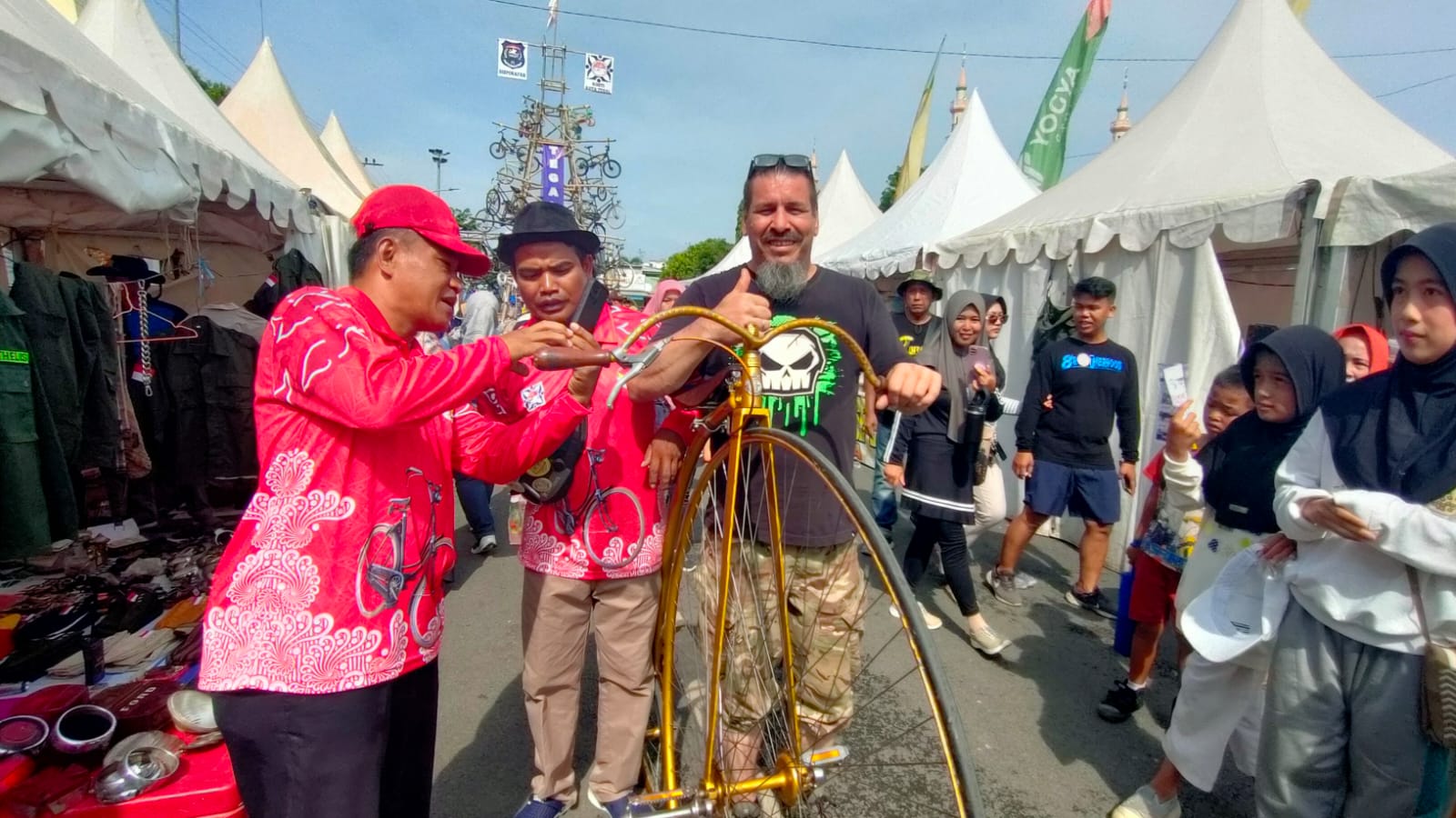 Penny Farthing hingga Sate Kambing, Kisah Dua Onthelis Asing di Tejon Seri 3