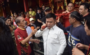 Ikut Tandu Tao Pe Kong di Klenteng Hok Ie Kiong Slawi, Bupati Tegal Ischak : Ini Jadi Simbol Kebangkitan UMKM