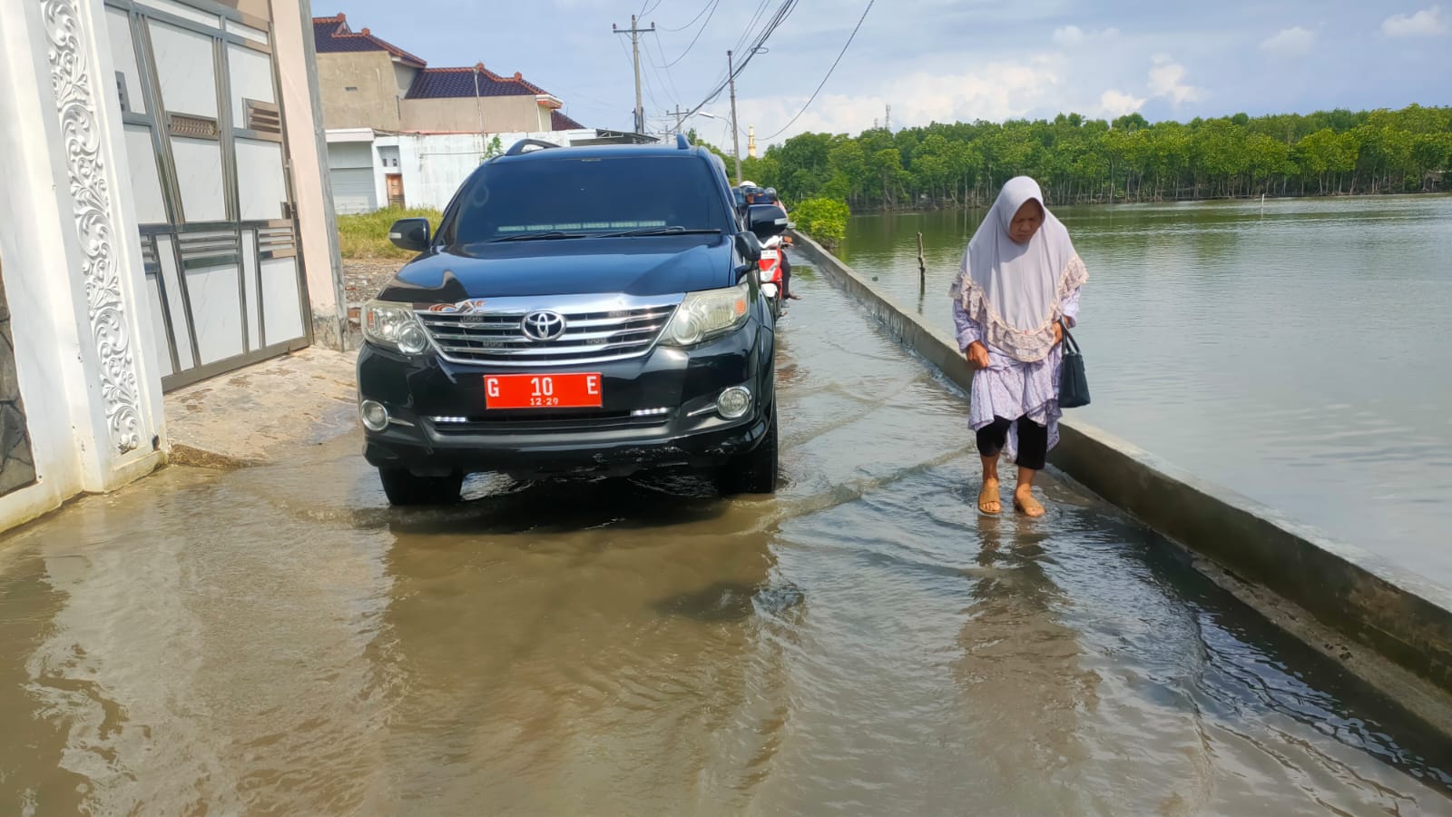 Keluh Kesah Warga Muarareja Tegal Bertahan di Tengah Rob, Inisiatif Iuran Menguruk Jalan