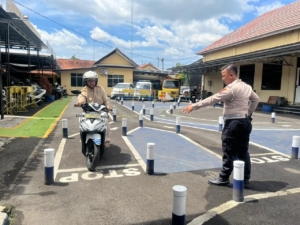 Teknik Dasar Berkendara yang Aman dalam Praktik Ujian SIM  Sesuai Arahan Petugas Lalu Lintas Polres Tegal