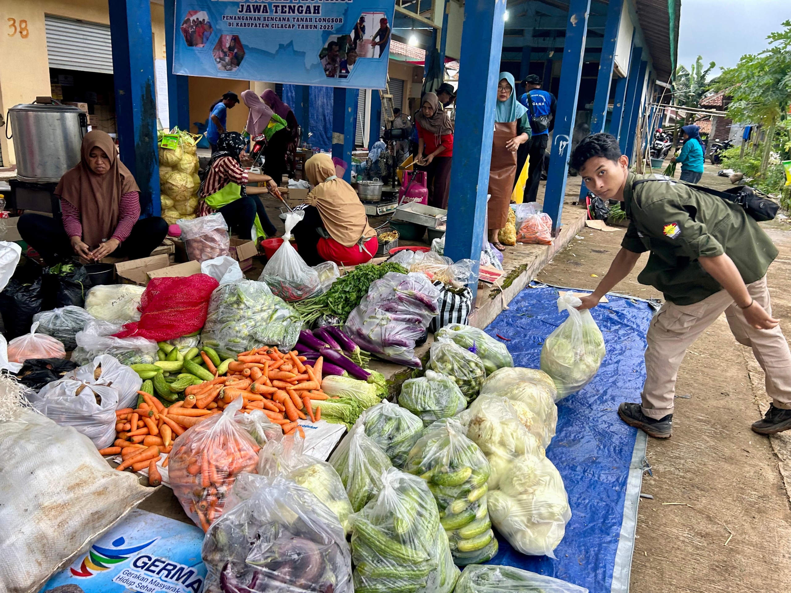 Masak Jam 3 Pagi, Dapur Umum Longsor Cibeunying Siapkan Ribuan Makan Setiap Hari