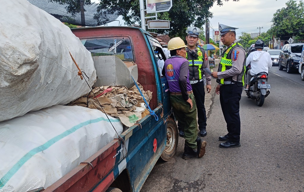 Operasi Zebra Candi 2025 di Batang Temukan STNK Minibus Jadi Mobil Bak Terbuka