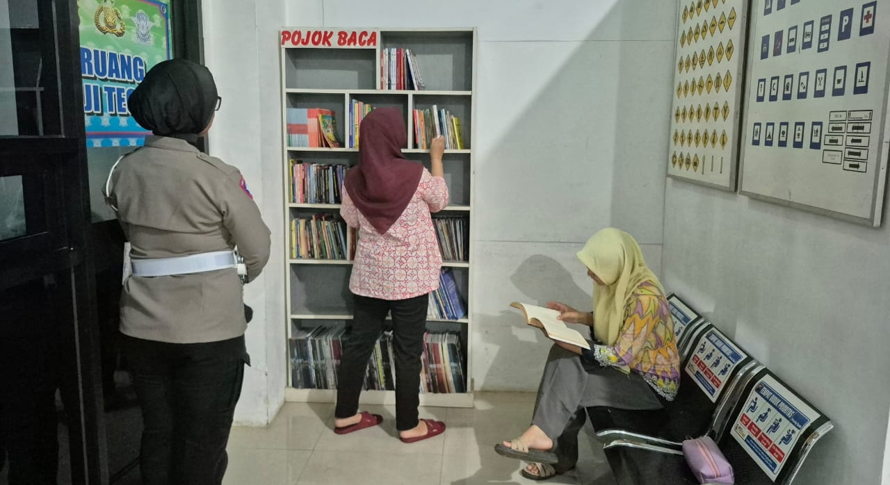 Hilangkan Bosan! Satlantas Polres Pekalongan Sediakan ‘Pojok Baca’ di Ruang Tunggu SIM