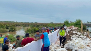 Aksi Gotong Royong Perkuat Tanggul Kritis Sungai di Wonokerto Bersama Warga
