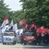 Ratusan Buruh Demo di KPT Brebes Tuntut Kenaikan UMR Menjadi Rp 3,5 Juta