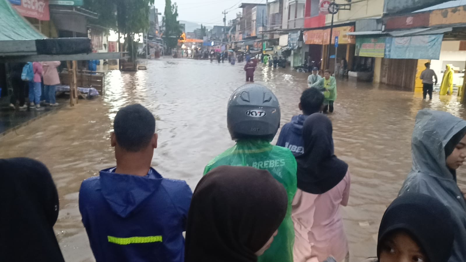 Bumiayu Banjir, Jalan Diponegoro Ditutup, Arus Kendaraan Dialihkan ke Jalan Lingkar