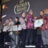 Pemalang Dinilai Aman dan Pro Investasi, Bupati Anom Terima Satria Leader Award 2025