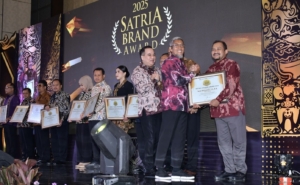 Pemalang Dinilai Aman dan Pro Investasi, Bupati Anom Terima Satria Leader Award 2025