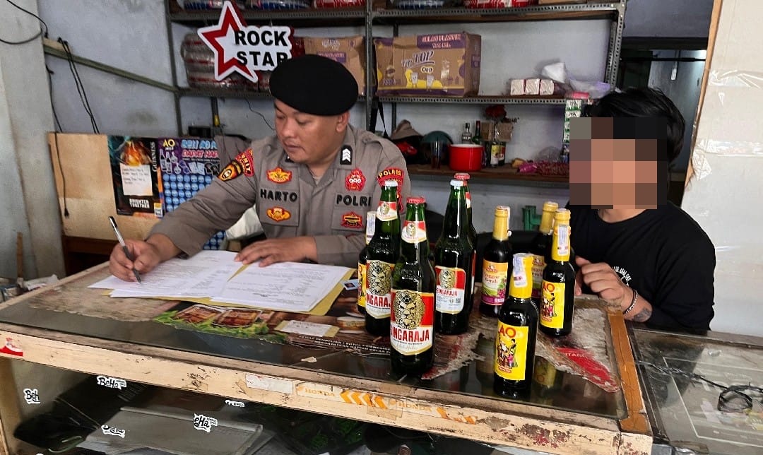 Dua Warung di Dirazia, Sat Samapta Polres Pekalongan Sita 23 Botol Miras Ilegal